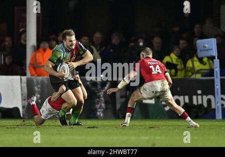 Twickenham, Großbritannien. 04. März 2022. Premiership Rugby. Harlekine V Newcastle Falcons. Der Stoop. Twickenham. Andre Esterhuizen (Harlequins) wird während des Rugby-Spiels Harlequins V Newcastle Falcons Gallagher Premiership in Angriff genommen. Kredit: Sport In Bildern/Alamy Live Nachrichten Stockfoto