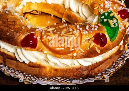 Tortell de reis oder Königskuchen ist ein typischer Kuchen der katalanischen und okzitanischen Küche in Form eines Rings oder Reifens, der aus Brioche-Teig, Blätterteig und Fi hergestellt wird Stockfoto