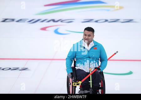 Peking, China. 5. März 2022. Wang Haitao aus China reagiert am 5. März 2022 während des Wheelchair Curling Round Robin Match zwischen China und Kanada von Peking 2022 Paralympische Winterspiele im National Aquatics Center in Peking, der Hauptstadt Chinas. Quelle: Xu Yanan/Xinhua/Alamy Live News Stockfoto