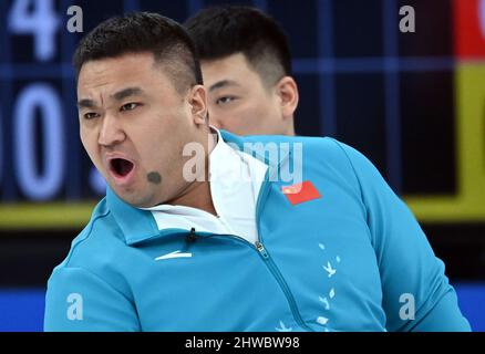 Peking, China. 5. März 2022. Wang Haitao (Front) aus China reagiert während des Wheelchair Curling Round Robin Match zwischen China und Kanada von Peking 2022 Paralympische Winterspiele im National Aquatics Center in Peking, der Hauptstadt von China am 5. März 2022. Quelle: Ren Chao/Xinhua/Alamy Live News Stockfoto