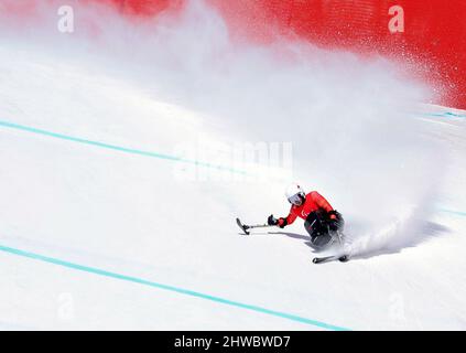 Peking, China. 5. März 2022. Li Xiang aus China tritt während der para Alpine Skiing Men's Downhill Sitzung der Paralympischen Winterspiele 2022 in Peking im Nationalen Alpinen Ski-Zentrum in Yanqing, Peking, Hauptstadt von China, am 5. März 2022 an. Quelle: Lan Hongguang/Xinhua/Alamy Live News Stockfoto