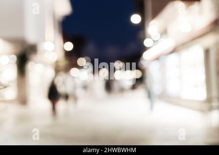 Abstrakt verblendert Bild der europäischen gemütlichen Straße in der Nacht mit schönen Bokeh Lichter. Tolle Kulisse für Ihr Design. Reisekonzept. Speicherplatz kopieren. Stockfoto