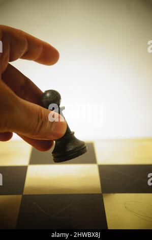 Schachfigur, König, Königin, Bischof, Ritterrok, Schwarz und Weiß Stockfoto