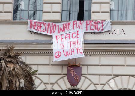 Rom, Italien. 04. März 2022. Roma, RM, Italien. 4. März 2022. Banner für den Frieden in der Ukraine an der Fassade des Gymnasiums Cavour in Rom (Bild: © Matteo Nardone/Pacific Press via ZUMA Press Wire) Quelle: ZUMA Press, Inc./Alamy Live News Stockfoto