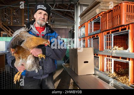 Volkenroda, Deutschland. 05. März 2022. Der Geflügelhändler Manfred Becker zeigt sein Angebot an Interessenten auf dem Tier- und Bauernmarkt im Kloster Volkenroda. Rund 50 Händler boten ihre Waren rund um Hof und Garten auf dem ersten Markt der Saison an. Quelle: Michael Reichel/dpa-Zentralbild/ZB/dpa/Alamy Live News Stockfoto