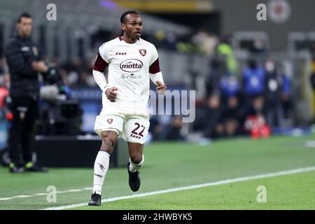 Mailand, Italien. 04. März 2022. Joel Obi von der US Salernitana schaut während des Serie-A-Spiels zwischen dem FC Internazionale und uns Salernitana im Stadio Giuseppe Meazza am 4. März 2022 in Mailand, Italien, nach. Quelle: Marco Canoniero/Alamy Live News Stockfoto