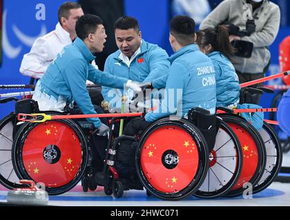 Peking, China. 5. März 2022. Die Athleten Chinas jubeln während der Rollstuhl-Curling-Runde Robin-Spiel zwischen China und Kanada von Peking 2022 Paralympischen Winterspiele im National Aquatics Center in Peking, der Hauptstadt von China am 5. März 2022. Quelle: Zhang Bowen/Xinhua/Alamy Live News Stockfoto