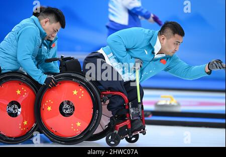 Peking, China. 5. März 2022. Wang Haitao (R) aus China tritt am 5. März 2022 bei den Paralympischen Winterspielen 2022 im National Aquatics Center in Peking, der Hauptstadt Chinas, bei der Rollstuhlcurling Round Robin Match zwischen China und Kanada in Peking an. Quelle: Zhang Bowen/Xinhua/Alamy Live News Stockfoto