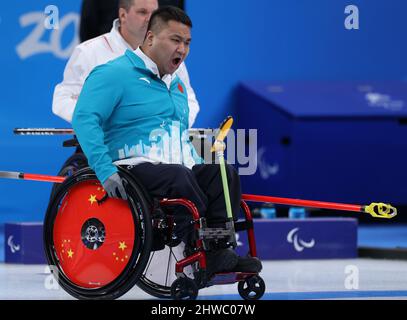 Peking, China. 5. März 2022. Wang Haitao (vorne) aus China tritt am 5. März 2022 bei den Paralympischen Winterspielen 2022 im National Aquatics Center in Peking, der Hauptstadt Chinas, bei der Rollstuhlcurling Round Robin Match zwischen China und Kanada in Peking an. Quelle: Du Xiaoyi/Xinhua/Alamy Live News Stockfoto