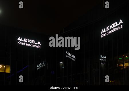 Alexela Konzertsaal Gebäude Lichtschild in der Nacht. Logo von Alexela Kontserdimaja (Alexela Concert Hall). Größter Konferenzort in Tallinn. Stockfoto