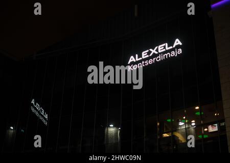 Alexela Konzertsaal Gebäude Lichtschild in der Nacht. Logo von Alexela Kontserdimaja (Alexela Concert Hall). Größter Konferenzort in Tallinn. Stockfoto