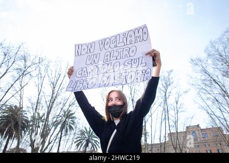 Rom, Italien. 04. März 2022. Roma, RM, Italien. 4. März 2022. Flashmob auf der Piazza Vittorio Emanuele in Rom, organisiert von Youth for Peace zusammen mit Tausenden von Schülern verschiedener Schulen in Rom (Bild: © Matteo Nardone/Pacific Press via ZUMA Press Wire) Quelle: ZUMA Press, Inc./Alamy Live News Stockfoto