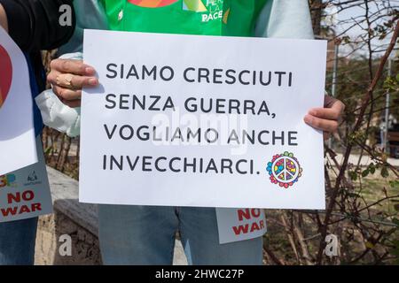 Rom, Italien. 04. März 2022. Roma, RM, Italien. 4. März 2022. Flashmob auf der Piazza Vittorio Emanuele in Rom, organisiert von Youth for Peace zusammen mit Tausenden von Schülern verschiedener Schulen in Rom (Bild: © Matteo Nardone/Pacific Press via ZUMA Press Wire) Quelle: ZUMA Press, Inc./Alamy Live News Stockfoto