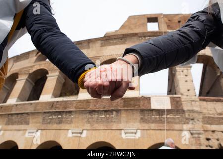 Rom, Italien. 4. März 2022. Flashmob um das Kolosseum in Rom, organisiert von italienischen Tourismusarbeitern (Foto: © Matteo Nardone/Pacific Press via ZUMA Press Wire) Stockfoto