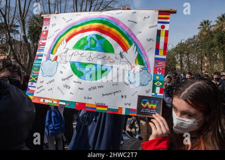 Rom, Italien. 04. März 2022. Roma, RM, Italien. 4. März 2022. Flashmob auf der Piazza Vittorio Emanuele in Rom, organisiert von Youth for Peace zusammen mit Tausenden von Schülern verschiedener Schulen in Rom (Bild: © Matteo Nardone/Pacific Press via ZUMA Press Wire) Quelle: ZUMA Press, Inc./Alamy Live News Stockfoto
