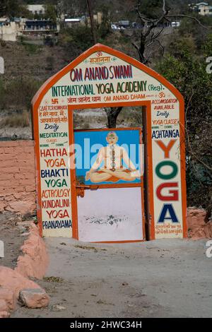 Chakra Illustration an der Tür in Rishikesh, Indien, Yoga, authentisch Stockfoto