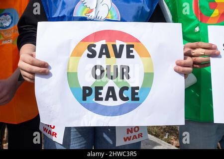 Rom, Italien. 04. März 2022. Roma, RM, Italien. 4. März 2022. Flashmob auf der Piazza Vittorio Emanuele in Rom, organisiert von Youth for Peace zusammen mit Tausenden von Schülern verschiedener Schulen in Rom (Bild: © Matteo Nardone/Pacific Press via ZUMA Press Wire) Quelle: ZUMA Press, Inc./Alamy Live News Stockfoto