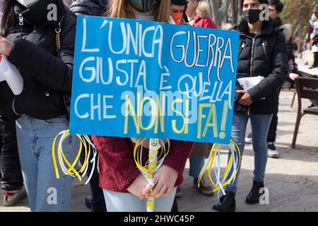 Rom, Italien. 04. März 2022. Roma, RM, Italien. 4. März 2022. Flashmob auf der Piazza Vittorio Emanuele in Rom, organisiert von Youth for Peace zusammen mit Tausenden von Schülern verschiedener Schulen in Rom (Bild: © Matteo Nardone/Pacific Press via ZUMA Press Wire) Quelle: ZUMA Press, Inc./Alamy Live News Stockfoto