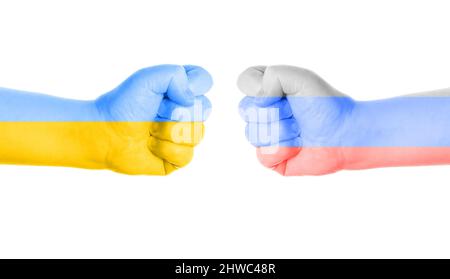Zwei Fäuste in den Nationalfarben der Ukraine und Russlands Stockfoto