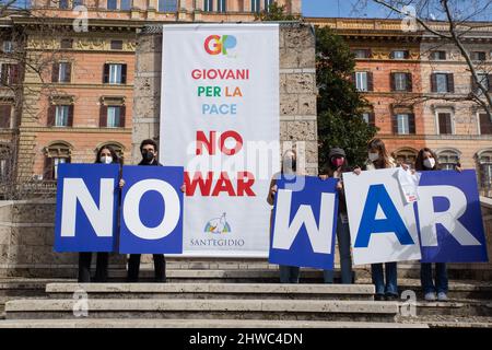 Rom, Italien. 04. März 2022. Roma, RM, Italien. 4. März 2022. Flashmob auf der Piazza Vittorio Emanuele in Rom, organisiert von Youth for Peace zusammen mit Tausenden von Schülern verschiedener Schulen in Rom (Bild: © Matteo Nardone/Pacific Press via ZUMA Press Wire) Quelle: ZUMA Press, Inc./Alamy Live News Stockfoto