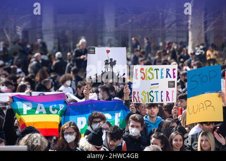 Rom, Italien. 04. März 2022. Roma, RM, Italien. 4. März 2022. Flashmob auf der Piazza Vittorio Emanuele in Rom, organisiert von Youth for Peace zusammen mit Tausenden von Schülern verschiedener Schulen in Rom (Bild: © Matteo Nardone/Pacific Press via ZUMA Press Wire) Quelle: ZUMA Press, Inc./Alamy Live News Stockfoto