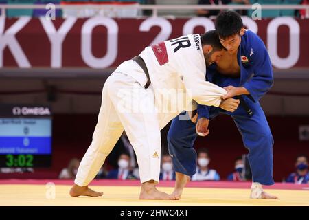 27.. JULI 2021 - TOKIO, JAPAN: NAGASA Takanori aus Japan (blau) und Vedat ALBAYRAK aus der Türkei (weiß) im Einsatz während der Judo Men -81 kg im Tokyo Stockfoto