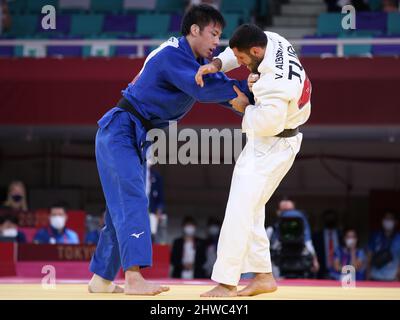 27.. JULI 2021 - TOKIO, JAPAN: NAGASA Takanori aus Japan (blau) und Vedat ALBAYRAK aus der Türkei (weiß) im Einsatz während der Judo Men -81 kg im Tokyo Stockfoto