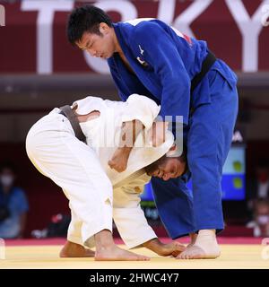 27.. JULI 2021 - TOKIO, JAPAN: NAGASA Takanori aus Japan (blau) und Vedat ALBAYRAK aus der Türkei (weiß) im Einsatz während der Judo Men -81 kg im Tokyo Stockfoto
