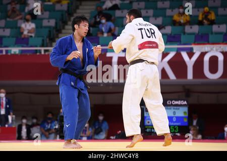 27.. JULI 2021 - TOKIO, JAPAN: NAGASA Takanori aus Japan (blau) und Vedat ALBAYRAK aus der Türkei (weiß) im Einsatz während der Judo Men -81 kg im Tokyo Stockfoto