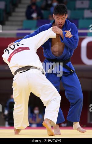 27.. JULI 2021 - TOKIO, JAPAN: NAGASA Takanori aus Japan (blau) und Vedat ALBAYRAK aus der Türkei (weiß) im Einsatz während der Judo Men -81 kg im Tokyo Stockfoto