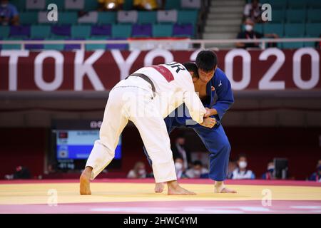 27.. JULI 2021 - TOKIO, JAPAN: NAGASA Takanori aus Japan (blau) und Vedat ALBAYRAK aus der Türkei (weiß) im Einsatz während der Judo Men -81 kg im Tokyo Stockfoto