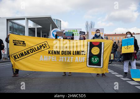 Berlin, Deutschland. 05. März 2022. Mehrere Aktivisten der Gruppe Extinction Rebellion blockierten am 5. März 2022 die Marshallbrücke, Marschallbrücke, die sich über der Spree im Berliner Bezirk Mitte in der Nähe des Hauptstadtstudios der ARD befindet. Unter dem Motto 1,5 Grad ist tot, fanden ähnliche Aktionen gleichzeitig in anderen deutschen Städten statt. (Foto: Michael Kuenne/PRESSCOV/Sipa USA) Quelle: SIPA USA/Alamy Live News Stockfoto