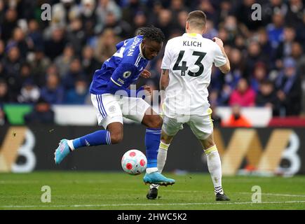 Ademola Lookman von Leicester City (links) und Mateusz Klich von Leeds United kämpfen während des Premier League-Spiels im King Power Stadium, Leicester, um den Ball. Bilddatum: Samstag, 5. März 2022. Stockfoto