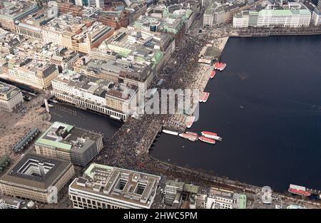 Hamburg, Deutschland. 05. März 2022. Tausende Menschen demonstrieren unter dem Motto "Frieden in der Ukraine und Sicherheit in Europa" um die Binnenalster am Jungfernstieg. Quelle: Daniel Reinhardt/dpa/Alamy Live News Stockfoto