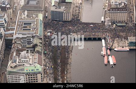 Hamburg, Deutschland. 05. März 2022. Tausende Menschen demonstrieren unter dem Motto "Frieden in der Ukraine und Sicherheit in Europa" um die Binnenalster am Jungfernstieg. Quelle: Daniel Reinhardt/dpa/Alamy Live News Stockfoto