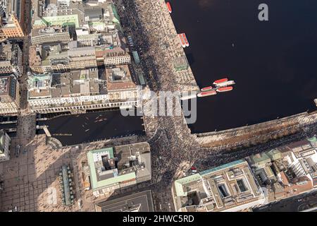 Hamburg, Deutschland. 05. März 2022. Tausende Menschen demonstrieren unter dem Motto "Frieden in der Ukraine und Sicherheit in Europa" um die Binnenalster am Jungfernstieg. Quelle: Daniel Reinhardt/dpa/Alamy Live News Stockfoto