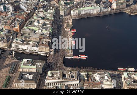 Hamburg, Deutschland. 05. März 2022. Tausende Menschen demonstrieren unter dem Motto "Frieden in der Ukraine und Sicherheit in Europa" um die Binnenalster am Jungfernstieg. Quelle: Daniel Reinhardt/dpa/Alamy Live News Stockfoto