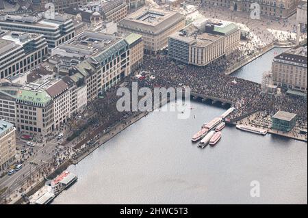 Hamburg, Deutschland. 05. März 2022. Tausende Menschen demonstrieren unter dem Motto "Frieden in der Ukraine und Sicherheit in Europa" um die Binnenalster am Jungfernstieg. Quelle: Daniel Reinhardt/dpa/Alamy Live News Stockfoto