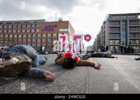 Berlin, Deutschland. 05. März 2022. Mehrere Aktivisten der Gruppe Extinction Rebellion blockierten am 5. März 2022 die Marshallbrücke, Marschallbrücke, die sich über der Spree im Berliner Bezirk Mitte in der Nähe des Hauptstadtstudios der ARD befindet. Unter dem Motto 1,5 Grad ist tot, fanden ähnliche Aktionen gleichzeitig in anderen deutschen Städten statt. (Foto: Michael Kuenne/PRESSCOV/Sipa USA) Quelle: SIPA USA/Alamy Live News Stockfoto