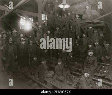 Breaker Boys in Coal Mine, South Pittston, Pennsylvania. Künstler: Lewis W. Hine, Amerikaner, 1874–1940 Stockfoto