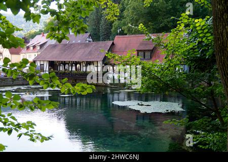 Alte Fachwerkschmiede in Blaubeuren bei der Blauen Pot (Blautopf), Deutschland Stockfoto