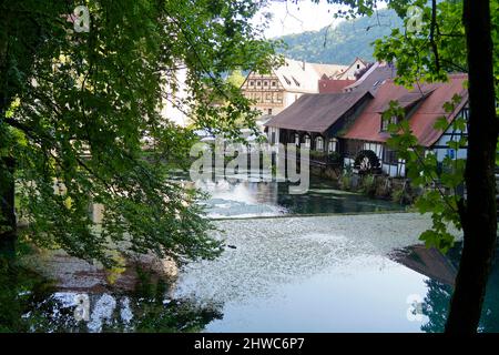 Alte Fachwerkschmiede in Blaubeuren bei der Blauen Pot (Blautopf), Deutschland Stockfoto