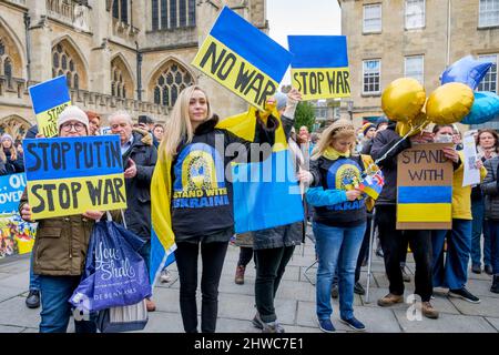 Bath, Großbritannien. 5.. März 2022. Demonstranten halten die Kriegsplatten auf, während sie Reden vor der Abtei von Bath während einer Demonstration gegen die russische Invasion in der Ukraine hören. Die Demonstration wurde organisiert, um den Menschen vor Ort zu ermöglichen, ihre Solidarität mit der Ukraine im Krieg zwischen Russland und der Ukraine zu zeigen und Putins Aktionen zu verurteilen. Quelle: Lynchpics/Alamy Live News Stockfoto