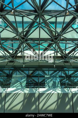 Ehemaliges Terminal des Tegel Flughafens, stählernes Raumrahmen-Dach, Berlin, Deutschland, High-Tech-Strukturglas und Schatten Stockfoto