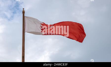 Al-Adaam-Nationalflagge von Katar, die am Himmel über Doha, Katar, fliegt Stockfoto