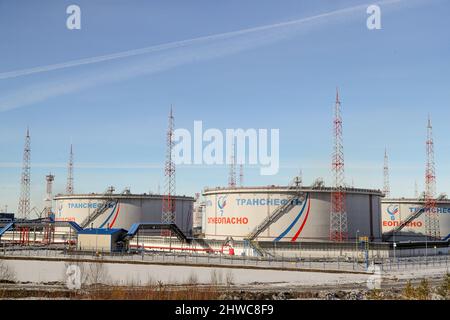 Ust Luga, Russland. 05. März 2022. Tanks von Transneft, einem staatlichen russischen Unternehmen, das die Ölpipelines des Landes betreibt, am USt-Luga-Ölterminal. Quelle: Igor Grussak/dpa/Alamy Live News Stockfoto