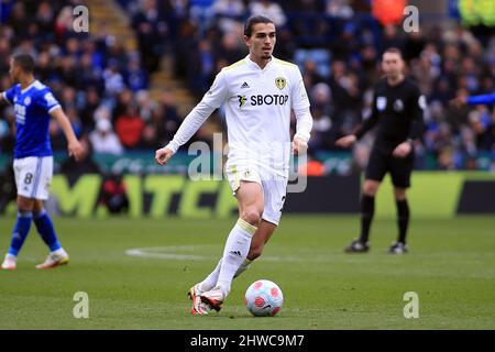 Leicester, Großbritannien. 05. März 2022. Pascal Struijk von Leeds United in Aktion während des Spiels. Premier League Spiel, Leicester City gegen Leeds Utd im King Power Stadium in Leicester, England am Samstag, 5.. März 2022. Dieses Bild darf nur für redaktionelle Zwecke verwendet werden. Nur zur redaktionellen Verwendung, Lizenz für kommerzielle Nutzung erforderlich. Keine Verwendung bei Wetten, Spielen oder Veröffentlichungen in einem Club/einer Liga/einem Spieler. PIC von Steffan Bowen/Andrew Orchard Sports Photography/Alamy Live News Credit: Andrew Orchard Sports Photography/Alamy Live News Stockfoto