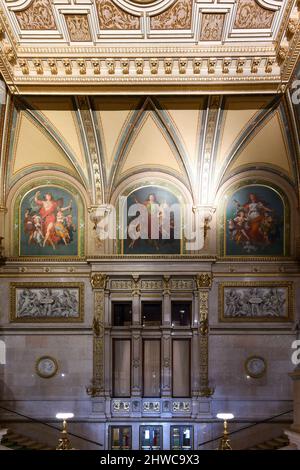 13. Juli 2021 - Wien, Österreich: Interieur der Wiener Staatsoper. Die Wiener Staatsoper produziert 50-70 Opern und Ballette in rund 300 Vorstellungen pe Stockfoto