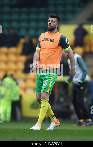 Norwich, Großbritannien. 05. März 2022. Grant Hanley von Norwich City erwärmt sich während des Premier League-Spiels zwischen Norwich City und Brentford in der Carrow Road, Norwich, England am 5. März 2022. Foto von Ken Sparks. Nur zur redaktionellen Verwendung, Lizenz für kommerzielle Nutzung erforderlich. Keine Verwendung bei Wetten, Spielen oder Veröffentlichungen einzelner Clubs/Vereine/Spieler. Kredit: UK Sports Pics Ltd/Alamy Live Nachrichten Stockfoto