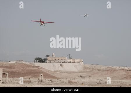 Qasr Al Yahud, Israel. 5. März 2022. Leichte Flugzeuge fliegen tief über das griechisch-orthodoxe Kloster Johannes des Täufers, während Israelis einen warmen Wintertag genießen, um das Land der Klöster zu erkunden, das sich im Jordantal nördlich des Toten Meeres östlich von Am Ufer des Jordans und neben Qasr El Yahud, dem traditionellen Ort, an dem Johannes der Täufer Jesus taufte. Das Gebiet, das in den 1970er Jahren zu einer geschlossenen Militärzone erklärt wurde, ist jetzt einmal im Jahr für die Öffentlichkeit zugänglich, nachdem es 2019 von zahlreichen Landminen geräumt wurde. Kredit: Nir Alon/Alamy Live Nachrichten Stockfoto